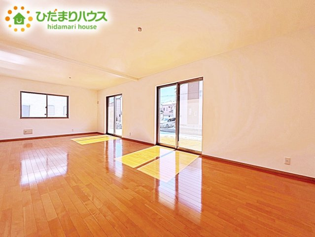 【居間・リビング】 | 小美玉市羽鳥　中古戸建 | 24帖のゆったり空間！日中それぞれ過ごしていた家族が自然と集まり、リラックスできるそんな空間。
