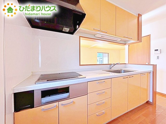 【キッチン】 | 小美玉市羽鳥　中古戸建 | キッチンは収納数もさる事ながら、リビングで寛ぐ家族や小さなお子様を見守りながら料理が出来る「対面式の温もり設計」。キッチンから立ち込める香りが今日の料理を期待させます。