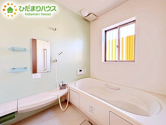 【浴室】 | 小美玉市羽鳥　中古戸建 | 通常よりもワイドな浴室！お子様と一緒にお風呂に入ってもゆったりとご利用いただけます。１日の疲れを癒してください。