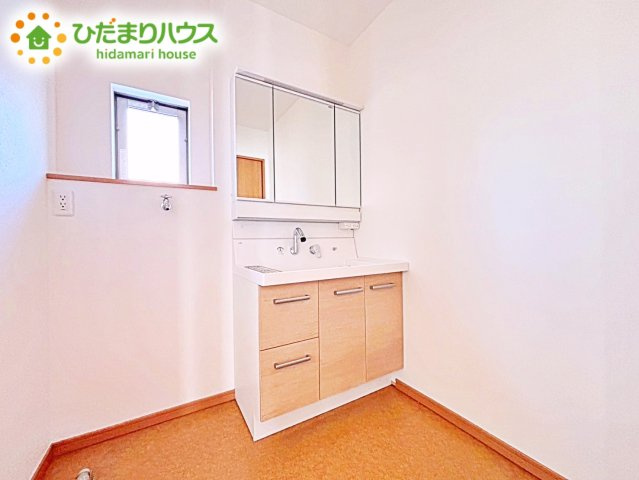 【独立洗面台】 | 小美玉市羽鳥　中古戸建 | シンプルなデザインで明るく、使いやすい洗面所は、収納もたっぷり！清潔感もあり毎日の準備が気持ちよくできる空間になります。