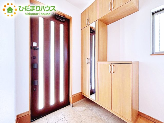 【玄関】 | 小美玉市羽鳥　中古戸建 | 陽当たりが良い玄関は、お出かけ前の気分も上がります。シューズボックスには、たくさんの靴が収納出来るのでいつでも玄関がスッキリです。姿見付でお出かけ前の最終チェックが出来るのもいいですね♪