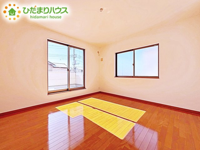 【寝室】 | 小美玉市羽鳥　中古戸建 | 清々しい朝陽が差し込む寝室は、開放感たっぷりで心をリフレッシュしてくれる特別な住空間。お子様が小さい時は、みんなで寝室を使っても余裕のある広さです。