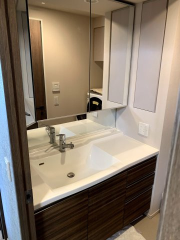 ザ・パークハウス大手前タワーレジデンス　中大江小学校区の独立洗面台|ザ・パークハウス大手前タワーレジデンス　洗面化粧台