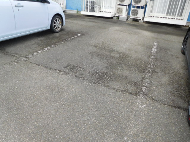 シャトーブルーの駐車場