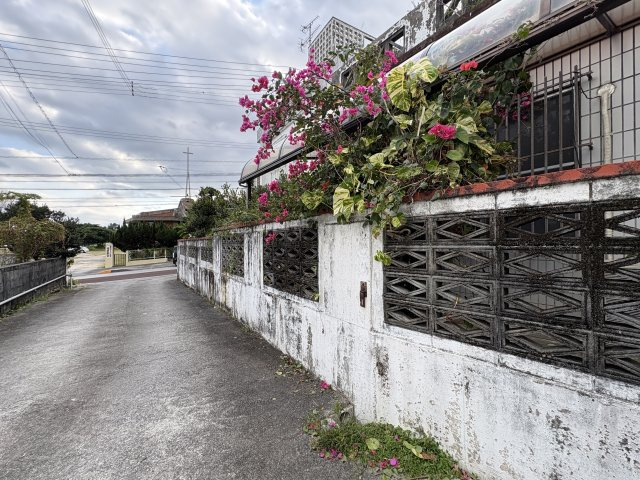 〇沖縄市大里1丁目戸建ての前面道路含む現地写真