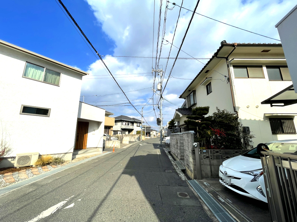 【建築条件無し　大安寺東町　土地】の前面道路含む現地写真|前面道路は幅員約5.5mあります。
