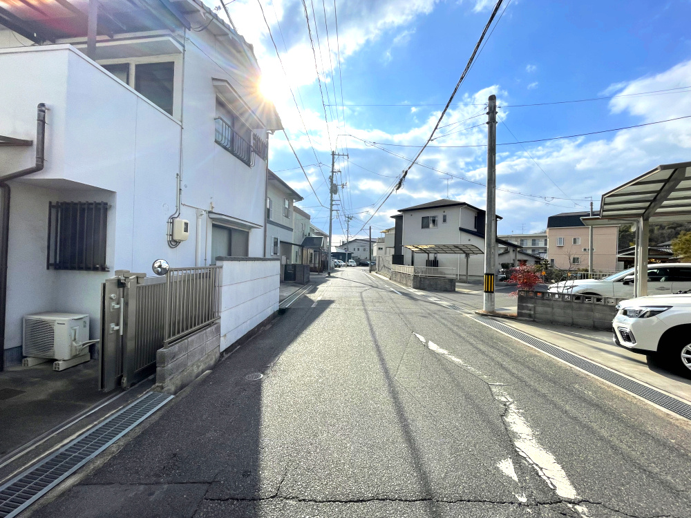 【建築条件無し　大安寺東町　土地】の前面道路含む現地写真|車の通行が可能です。