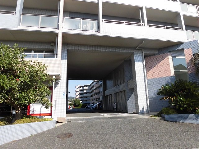 「コープ湘南逗子」6階　JR横須賀線「逗子」駅徒歩6分のエントランス|ゆとりのあるエントランスです