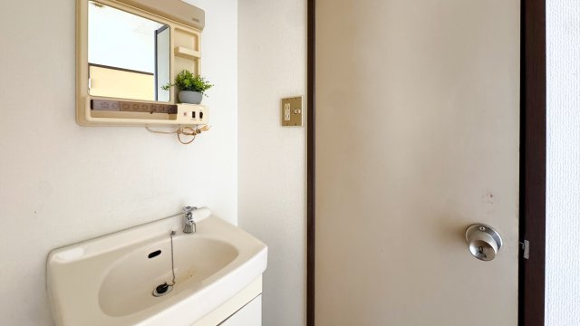 メゾン松見台の洗面所|※ホームステージングの写真となります。