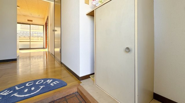 陽だまりの春風テラスの玄関|※ホームステージングの写真となります。