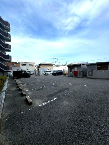 朝日プラザ鳴神の駐車場