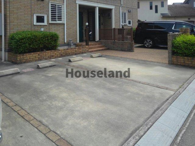 ロッシェ・コートＤ棟の駐車場