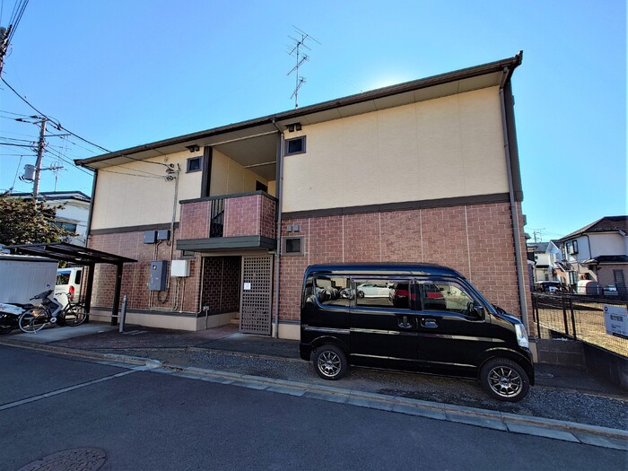 ジュネセゾンの駐車場