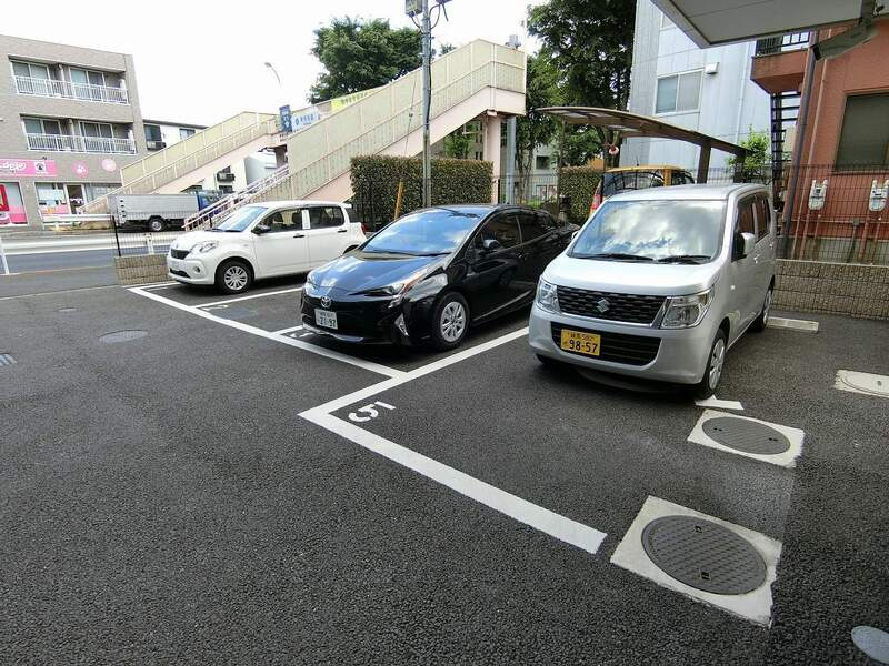 リブリ・GLANZの駐車場