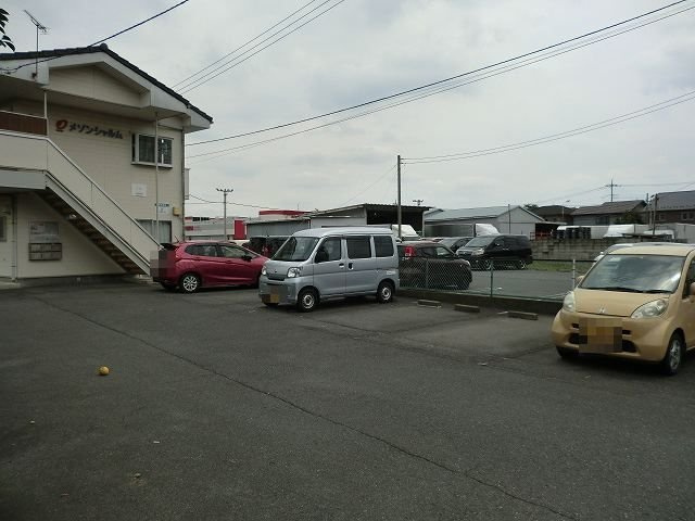 メゾンシャルムの駐車場