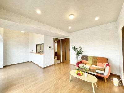 【居間・リビング】 | ソワール新檜尾台6号棟 | 家族の笑い声が聞こえてきそうな大空間♪大きめのLDKはそれだけで心が和みます。家族揃ってリビングで過ごすお休みの日が、楽しみになる場所となることでしょう。