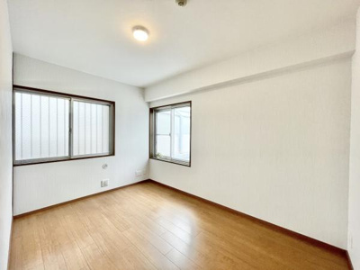 【寝室】 | ソワール新檜尾台6号棟 | 光が沢山取り込める大きな窓。2面採光なので、日差しを長時間受ける事が出来る暖かいお部屋です。