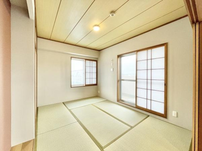 【洋室】 | ソワール新檜尾台6号棟 | 大きな窓からたっぷりと陽光が注がれる明るい空間。家族の成長に対応できる永住仕様の間取り。一日の疲れをいやしてくれる主寝室。時を忘れて過ごす場所として過ごせるお部屋ですね♪