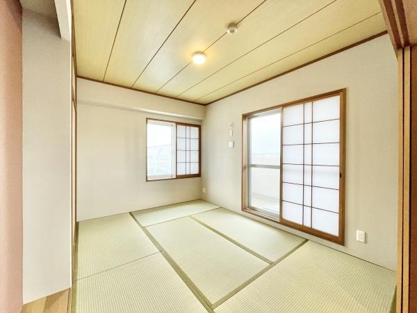 【洋室】 | ソワール新檜尾台6号棟 | 大きな窓からたっぷりと陽光が注がれる明るい空間。家族の成長に対応できる永住仕様の間取り。一日の疲れをいやしてくれる主寝室。時を忘れて過ごす場所として過ごせるお部屋ですね♪