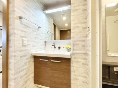 【独立洗面台】 | ソワール新檜尾台6号棟 | ゆとりの洗面スペースで朝の身支度も快適スムーズに。髪のセットやお化粧もストレスなくこなせ、朝から気分良く通勤通学に向かえそうですね！