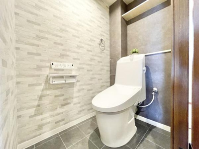 【トイレ】 | ソワール新檜尾台6号棟 | 節水型でエコなトイレには、今では当たり前のウォシュレット付き。便座を温める機能付き！
広さも十分にありゆったりとお使い頂けます。