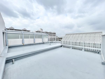 【バルコニー】 | ソワール新檜尾台6号棟 | テーブルと椅子を出して食事したり、趣味のガーデニングを楽しんだり。子どもと一緒にちょっとしたアウトドア感覚で活用することも可能です♪