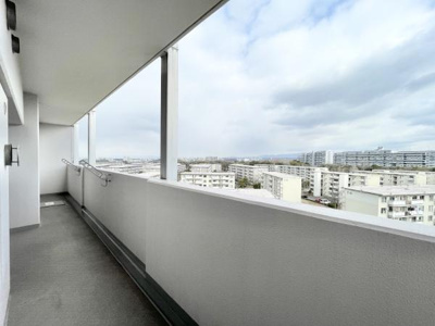 【バルコニー】 | ソワール新檜尾台6号棟 | 物干しセットを追加すれば、一度にたくさんのお洗濯物が干せるのが魅力！