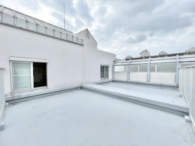 【バルコニー】 | ソワール新檜尾台6号棟 | 開放的なルーフバルコニーは見晴らしもよく、太陽の温かな温もりをめいっぱい受け止めてくれます。