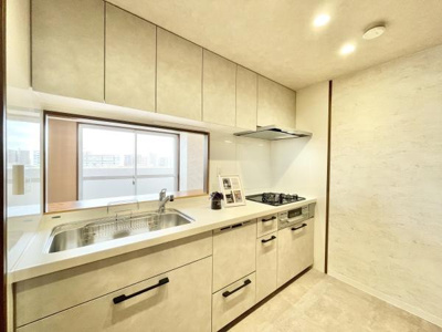 【キッチン】 | ソワール新檜尾台6号棟 | 本を読みながら料理をしたり、家族とコミュニケーションを取りながら家事をしたり。毎日必ず使い、案外長い時間を過ごす場所だからこそ妥協したくない部分ですね♪