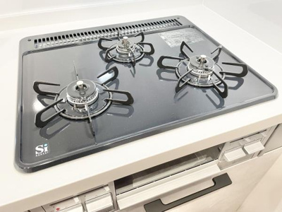 【キッチン】 | ソワール新檜尾台6号棟 | 三口コンロでお料理がはかどりますね♪日当たりもよく明るいキッチンですのでお料理も気分よくできそうです！