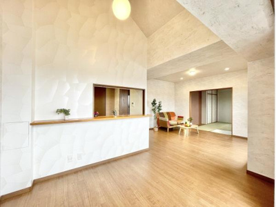 【居間・リビング】 | ソワール新檜尾台6号棟 | 室内にいても、たっぷりの陽光と爽やかな風を感じて頂けます！
ご家族と穏やかに過ごす、心地の良い時間が流れます。