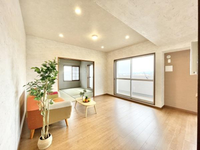 【居間・リビング】 | ソワール新檜尾台6号棟 | ここにはみんなが集い、食事と楽しい会話が始まる。話に夢中になりすぎて、ついつい時を忘れてしまう。そんな束の間の幸せを感じさせてくれる場所。