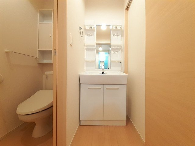 プランドール新庄Ⅰの洗面所|明るい洗面所です