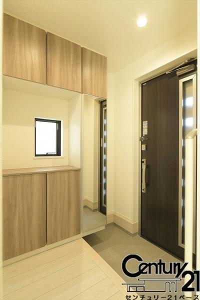 リナージュ西宮 ２号棟 ／新築一戸建の内観：施工例|■玄関には大容量シューズボックス完備！■