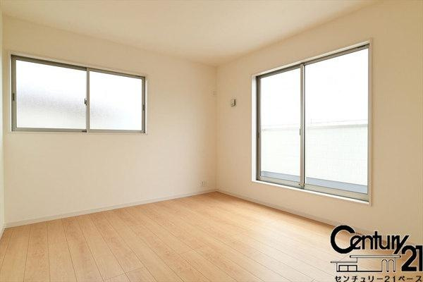 リナージュ西宮 ２号棟 ／新築一戸建の内観：施工例|■日当たりのよい明るい雰囲気の洋室です！■