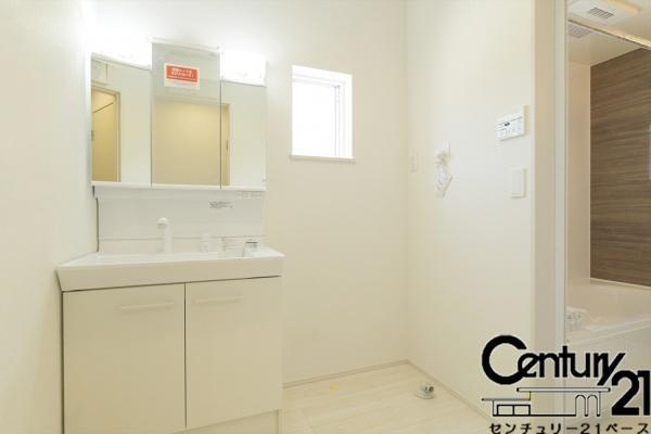 リナージュ西宮 ２号棟 ／新築一戸建の内観：施工例|■三面鏡タイプのミラーキャビネット！収納スペースも豊富です！■