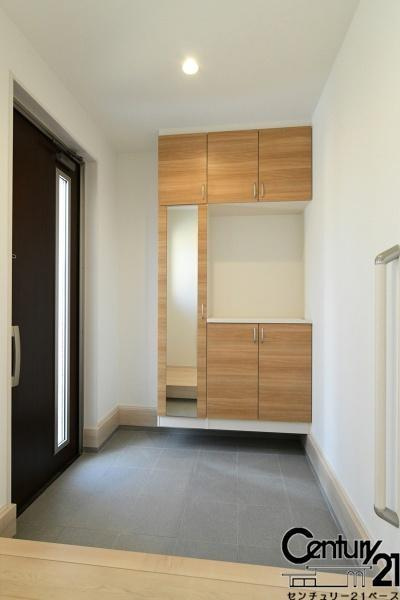 リナージュ西宮 １号棟 ／新築一戸建の内観：施工例|■玄関には大容量シューズボックス完備！■