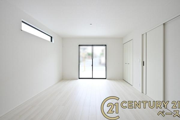 リナージュ西宮 １号棟 ／新築一戸建の居間・リビング|■現地撮影写真■大きな窓から柔らかい光が射し込みます！