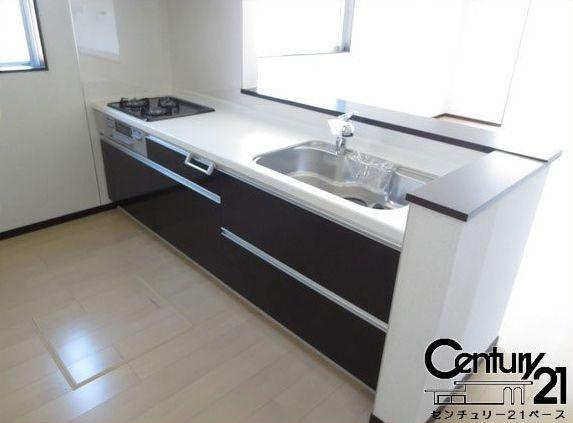 リナージュ西宮 １号棟 ／新築一戸建の内観：施工例|■キッチンパネルは油などの汚れが付着しにくく、毎日のお手入れが簡単なので清潔なキッチンが保てます！■