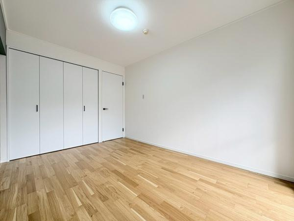 パークハイツ百合ヶ丘の子供部屋|勉強机、ベットを置いても、広い空間の洋室！！
お子様の学習しやすい環境が整えられそうですね。