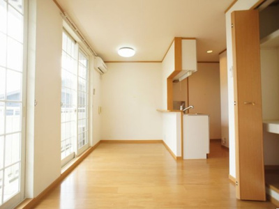 【居間・リビング】 | コンフォートＣ | 快適に過ごせるエアコンが付いています♪