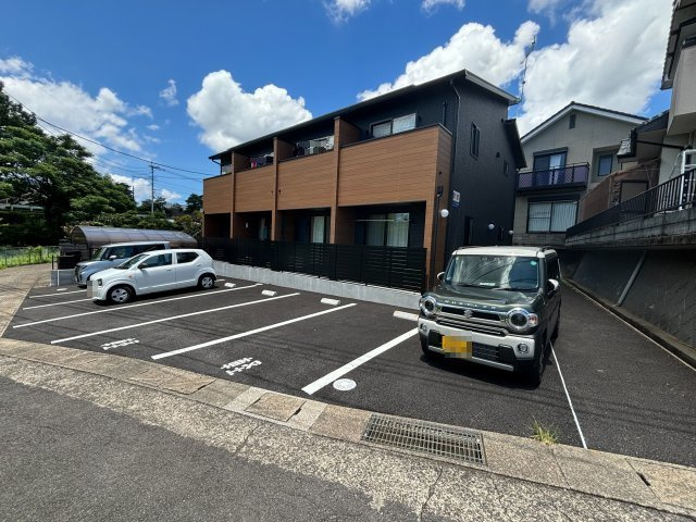 ティーズスタイル西栄田の駐車場