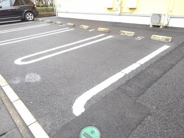 リュクセル弐番館の駐車場