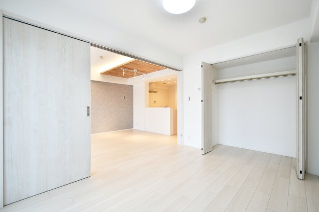 ラミーユ大宮ハイライズ一番館の洋室|洋室①6.0帖：リビング横の洋室です。扉の先には家族のいるリビングがありますので、お子様の初めての一人部屋にもおすすめです。家族の声を聴いて眠れるので安心できるお部屋です。