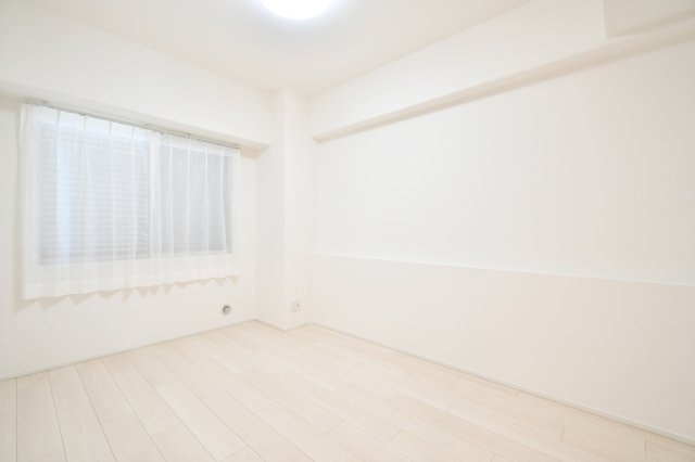 ラミーユ大宮ハイライズ一番館の洋室|洋室②5.5帖：玄関入って左の洋室です。白基調な洋室ですのでより空間を広く感じさせます。梁などデッドスペースになるものが室内にないため、家具のレイアウトもしやすいお部屋になっております！