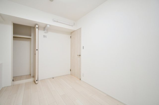 ラミーユ大宮ハイライズ一番館の洋室|洋室②5.5帖：クローゼットは上下セパレート・ハンガーパイプ付きです！上には季節物や思い出など毎日手に取らないものを収納、下にはハンガーパイプへコートや洋服など…かける収納もできます！