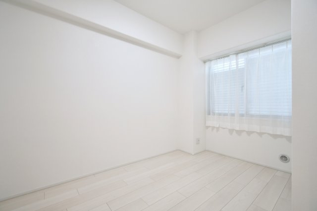 ラミーユ大宮ハイライズ一番館の洋室|洋室③4.3帖：玄関入って右の洋室です。ベッドとデスクを置いてちょうどよいサイズ感の洋室ですので、お子様の一人部屋にもおすすめです。クローゼットもありますので、各々収納出来ます！