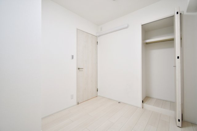 ラミーユ大宮ハイライズ一番館の洋室|洋室③4.3帖：クローゼットは各部屋に備わっておりますので、家族それぞれで洋服収納をすることも可能です。また、上下セパレートになっているため衣替えもしやすく、ハンガーパイプで家事時短にも◎！