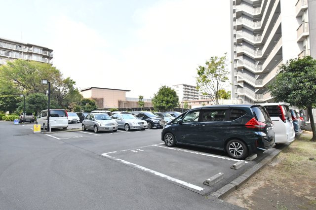 ラミーユ大宮ハイライズ一番館の駐車場|平置きで出し入れがスムーズな敷地内駐車場。大切なお車を身近に管理できます。空き状況は随時確認が必要ですが、ゆとりある配棟計画が日々のカーライフを支えます。