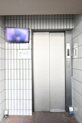 ラミーユ大宮ハイライズ一番館のその他共用部分|256世帯のビッグコミュニティを支えるエレベーター。点検や清掃が行き届いた清潔感のある空間が、日々の昇降を快適にします。構造上の特性として停止階が設定されているため、詳細は内覧時にご確認ください。